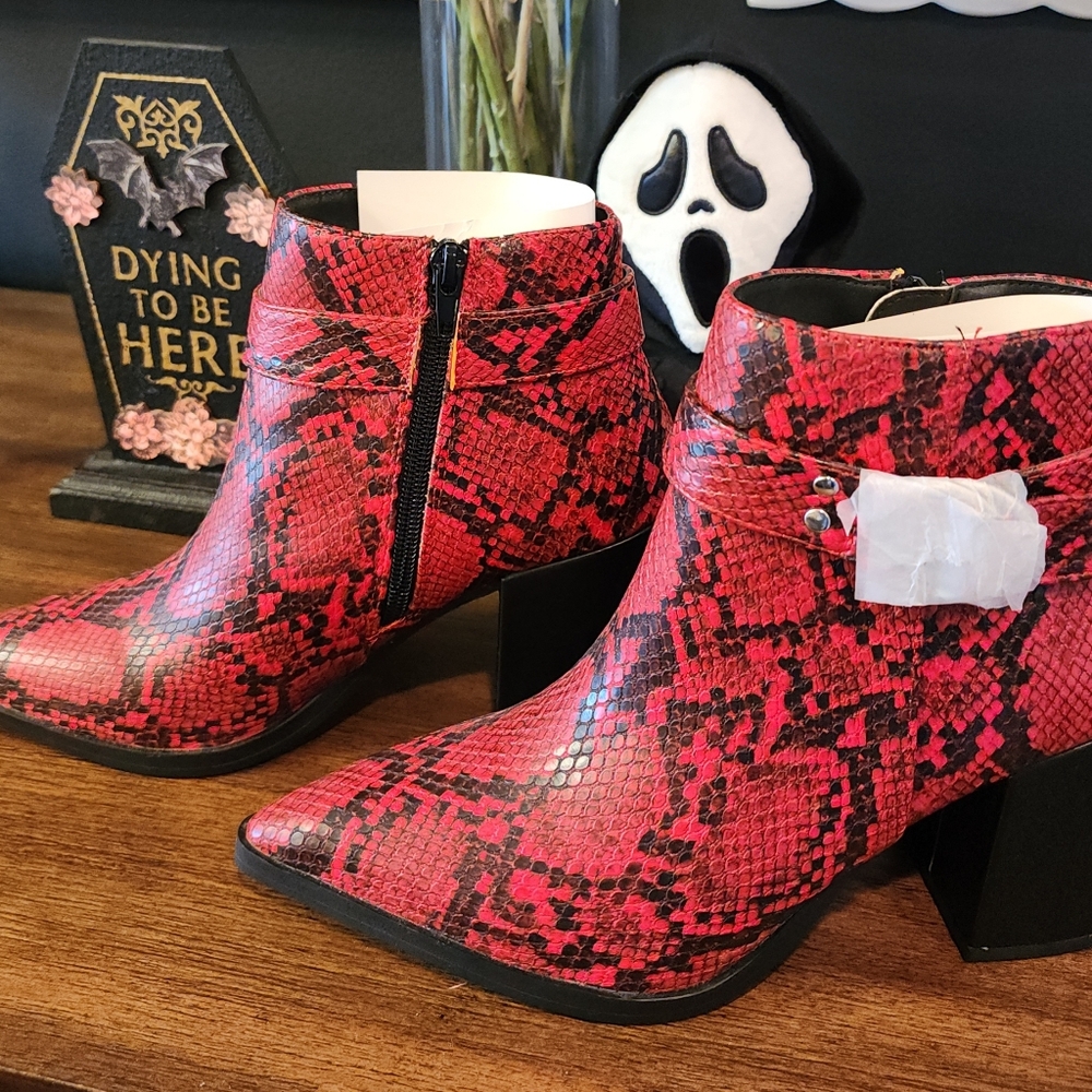 Qupid boots- brand new